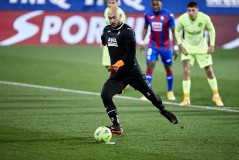 西甲焦点战：巴塞罗那VS巴伦西亚，红蓝军团能否主场击退“蝙蝠军团”？