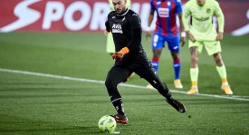 西甲焦点战：巴塞罗那VS巴伦西亚，红蓝军团能否主场击退“蝙蝠军团”？